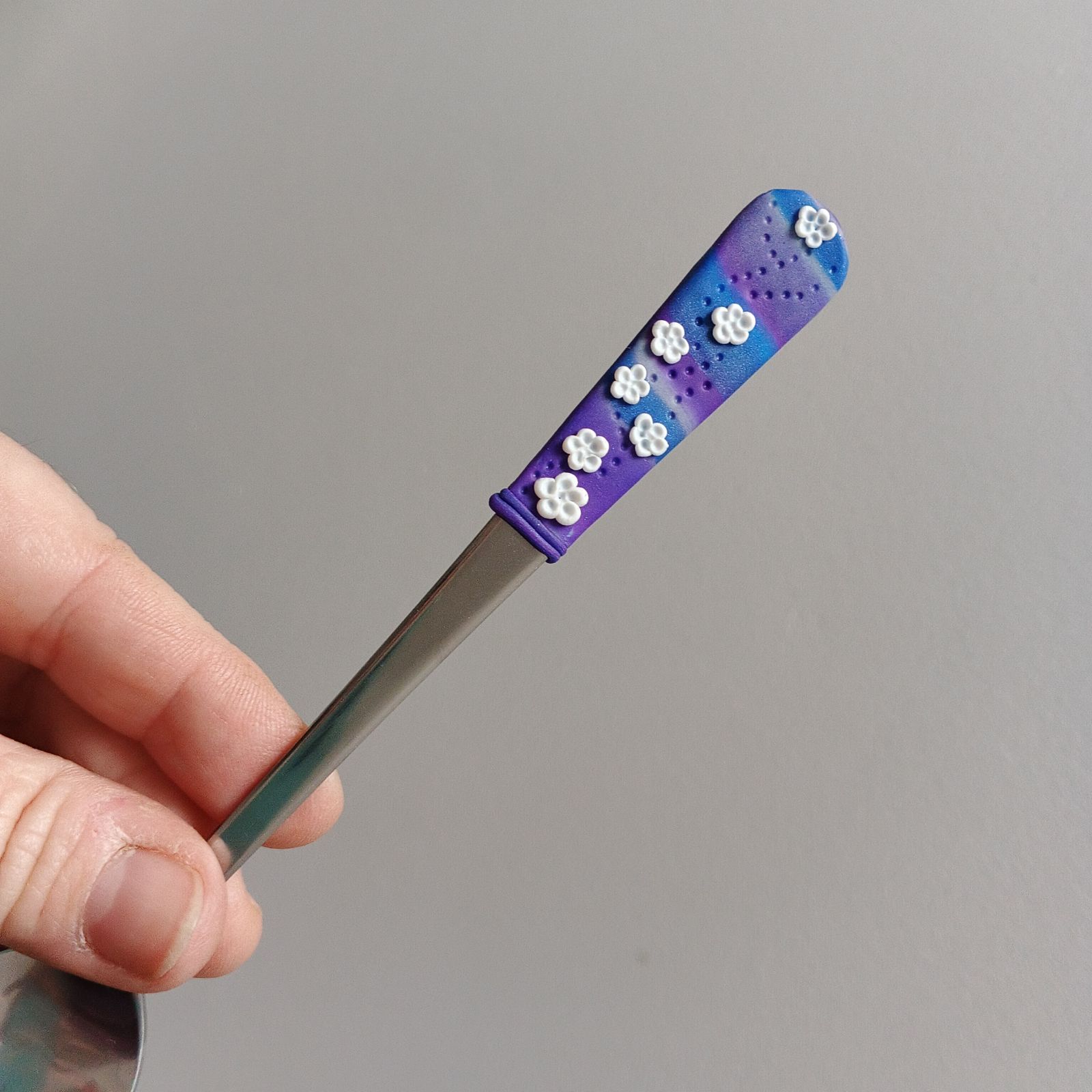 17cm dlouhá koktejlová lžička (na kávu latté) - modrofialová s modelovanými bílými kvítky