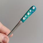 17cm dlouhá koktejlová lžička (na kávu latté) - tyrkysová s modelovanými bílými kvítky