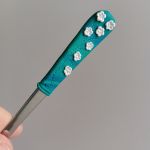 17cm dlouhá koktejlová lžička (na kávu latté) - tyrkysová s modelovanými bílými kvítky