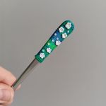 17cm dlouhá koktejlová lžička (na kávu latté) - tyrkysová s modelovanými bílými kvítky