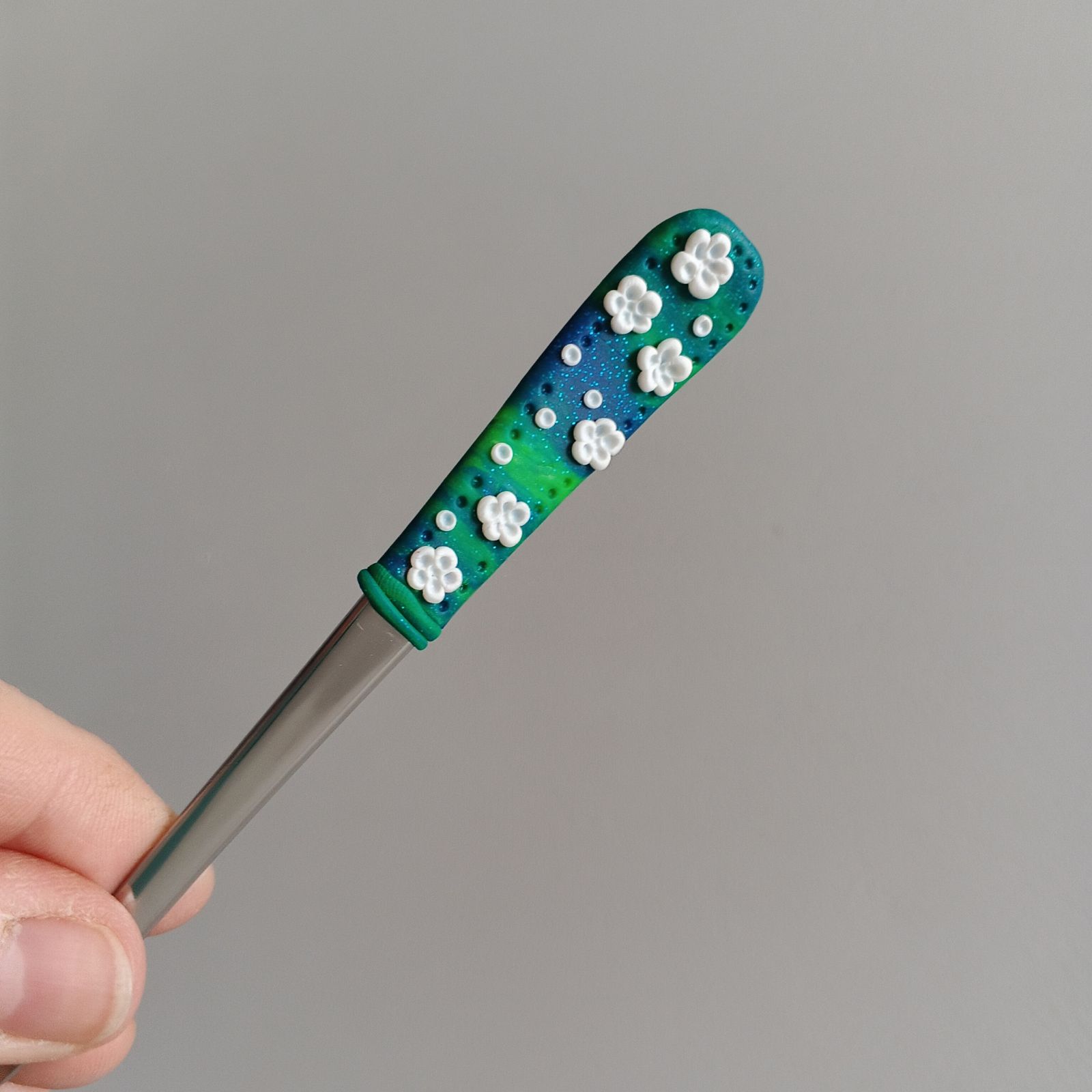 17cm dlouhá koktejlová lžička (na kávu latté) - tyrkysová s modelovanými bílými kvítky