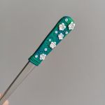 17cm dlouhá koktejlová lžička (na kávu latté) - tyrkysová s modelovanými bílými kvítky