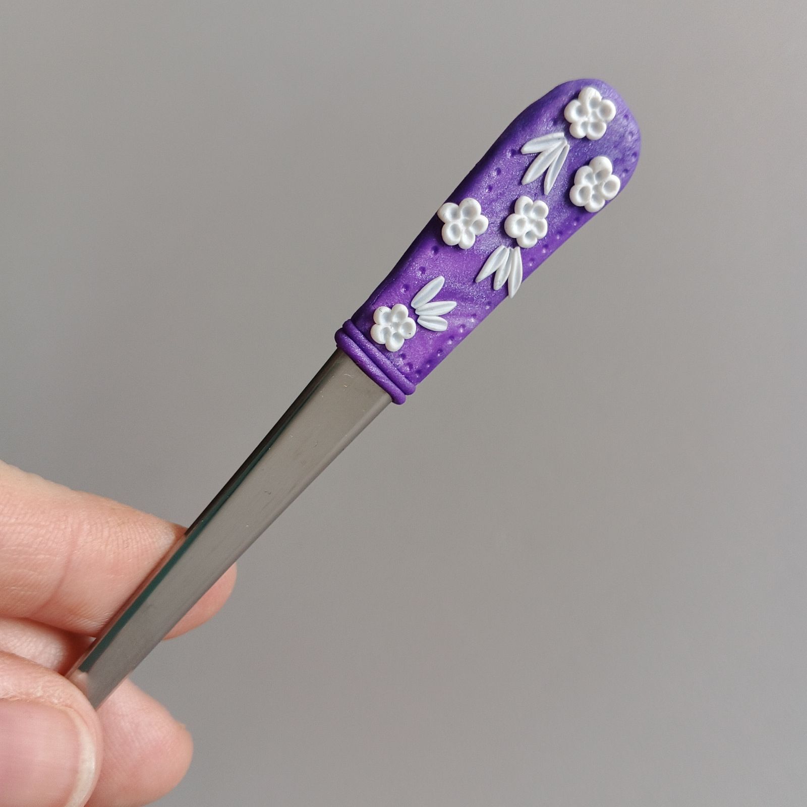 17cm dlouhá koktejlová lžička (na kávu latté) - fialová s modelovanými bílými kvítky