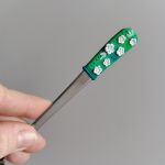 17cm dlouhá koktejlová lžička (na kávu latté) - zelená s modelovanými bílými kvítky