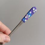 17cm dlouhá koktejlová lžička (na kávu latté) - fialová s modelovanými bílými kvítky