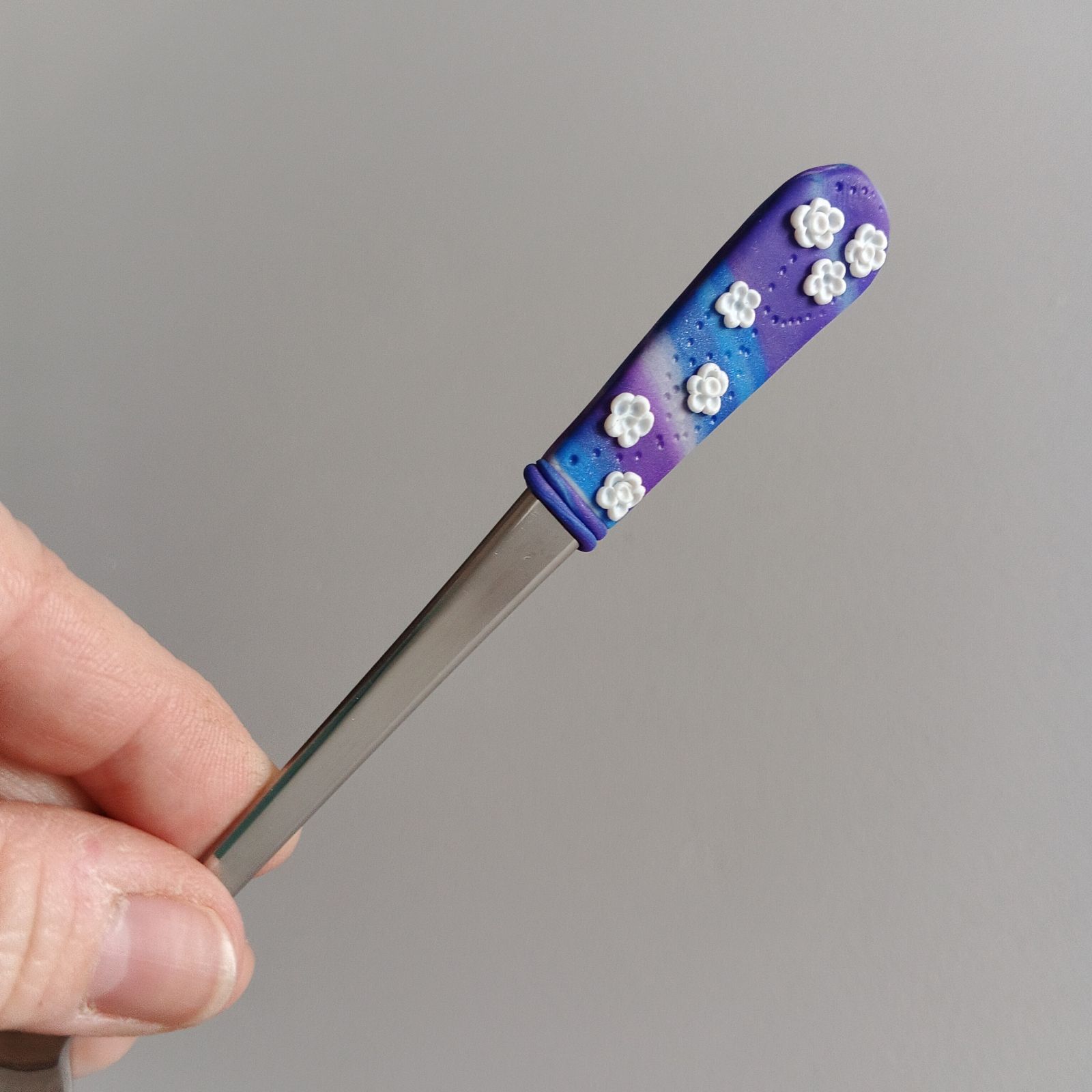 17cm dlouhá koktejlová lžička (na kávu latté) - fialová s modelovanými bílými kvítky