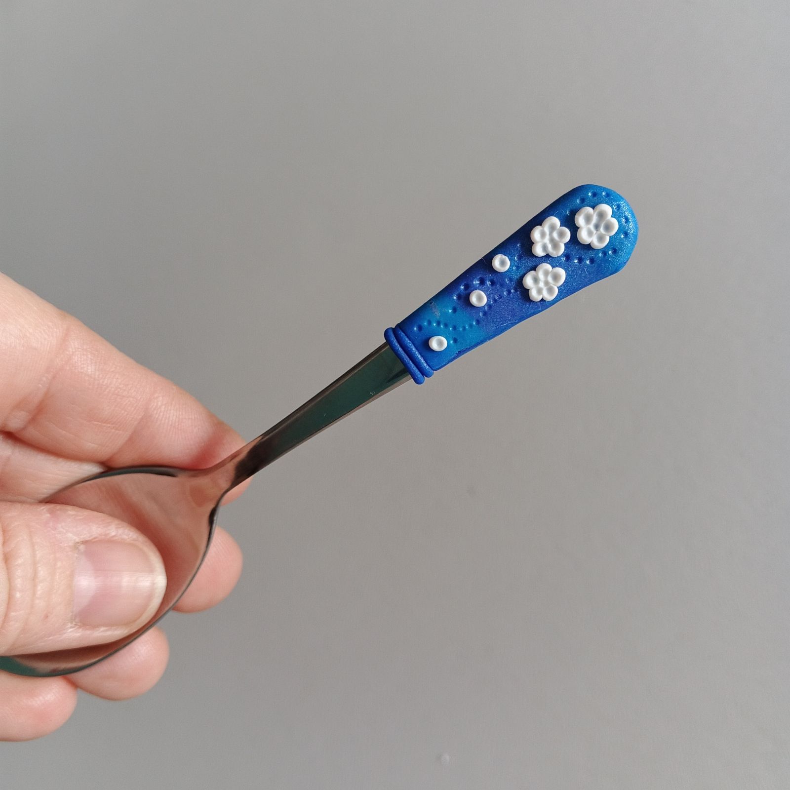 11cm dlouhá lžička na malé kafíčko s modrým podkladem a bílými květinkami