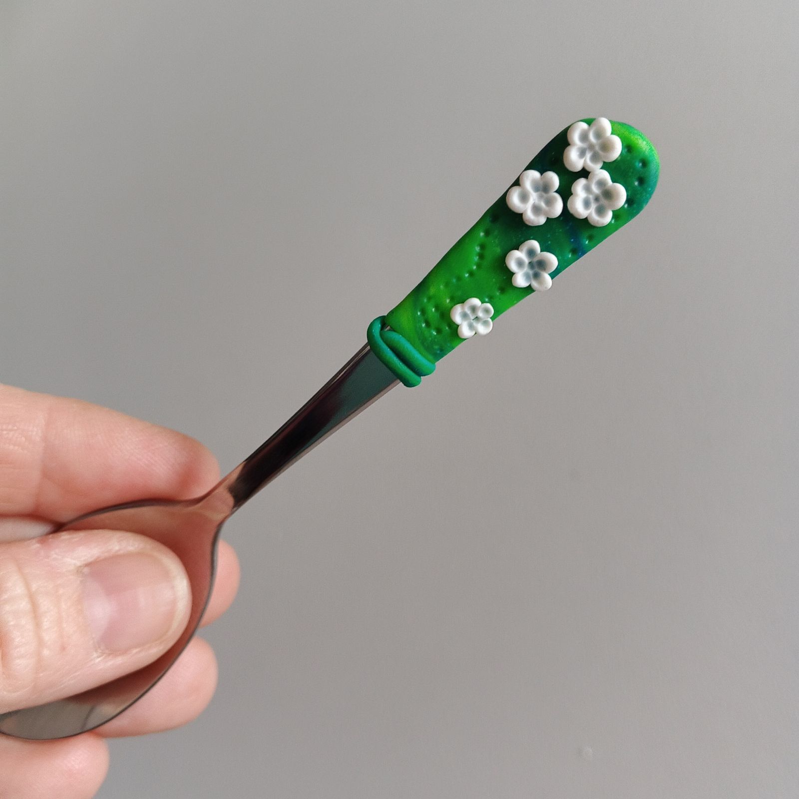 11cm dlouhá lžička na malé kafíčko se zeleným podkladem a bílými květinkami