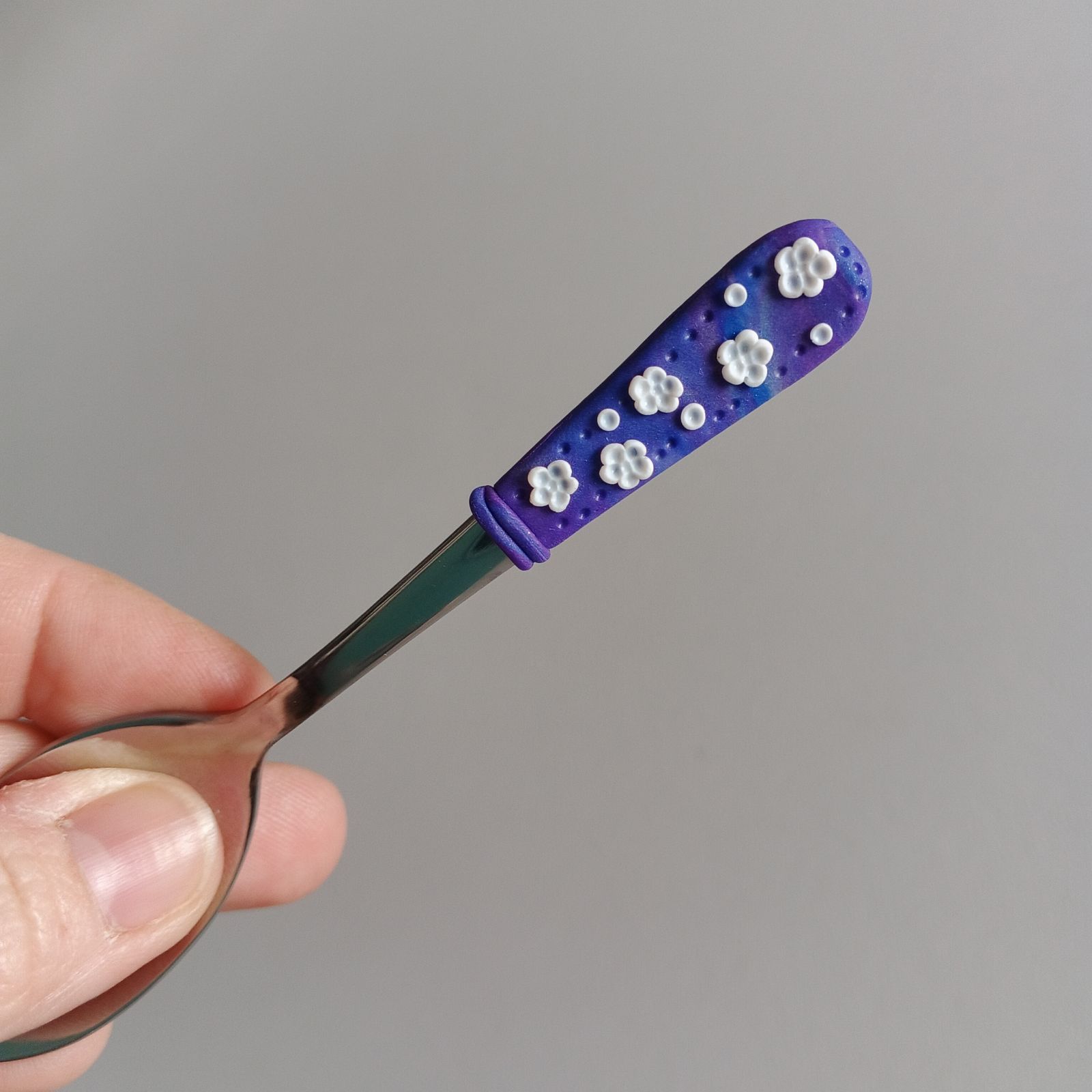 11cm dlouhá lžička na malé kafíčko s modrofialovým podkladem a bílými květinkami