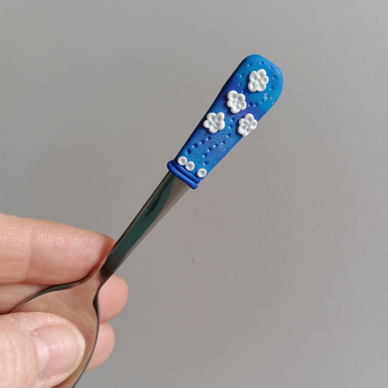 11cm dlouhá lžička na malé kafíčko s modrým podkladem a bílými květinkami