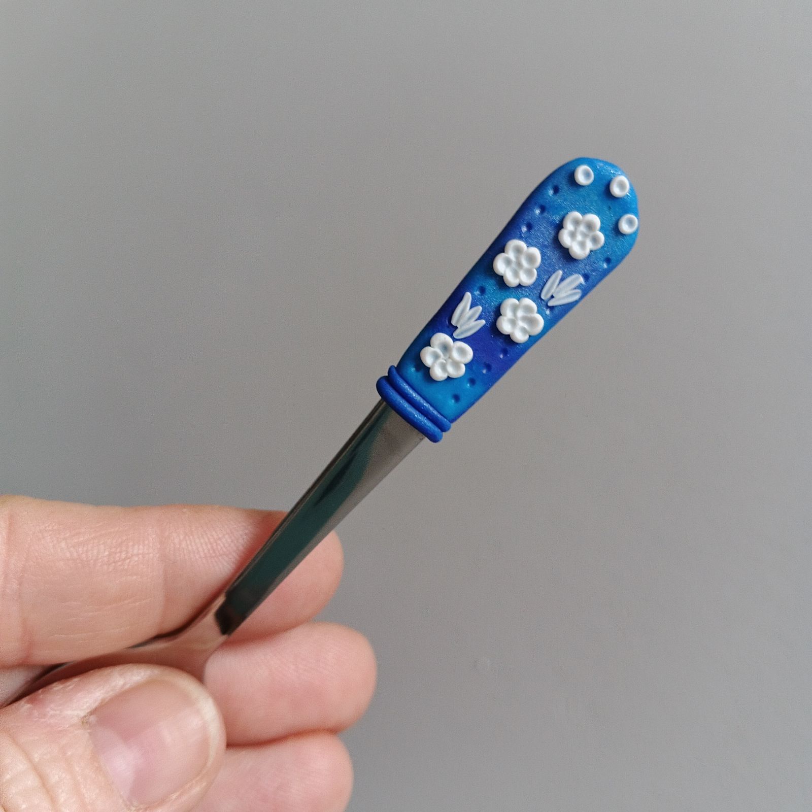 11cm dlouhá lžička na malé kafíčko s modrým podkladem a bílými květinkami