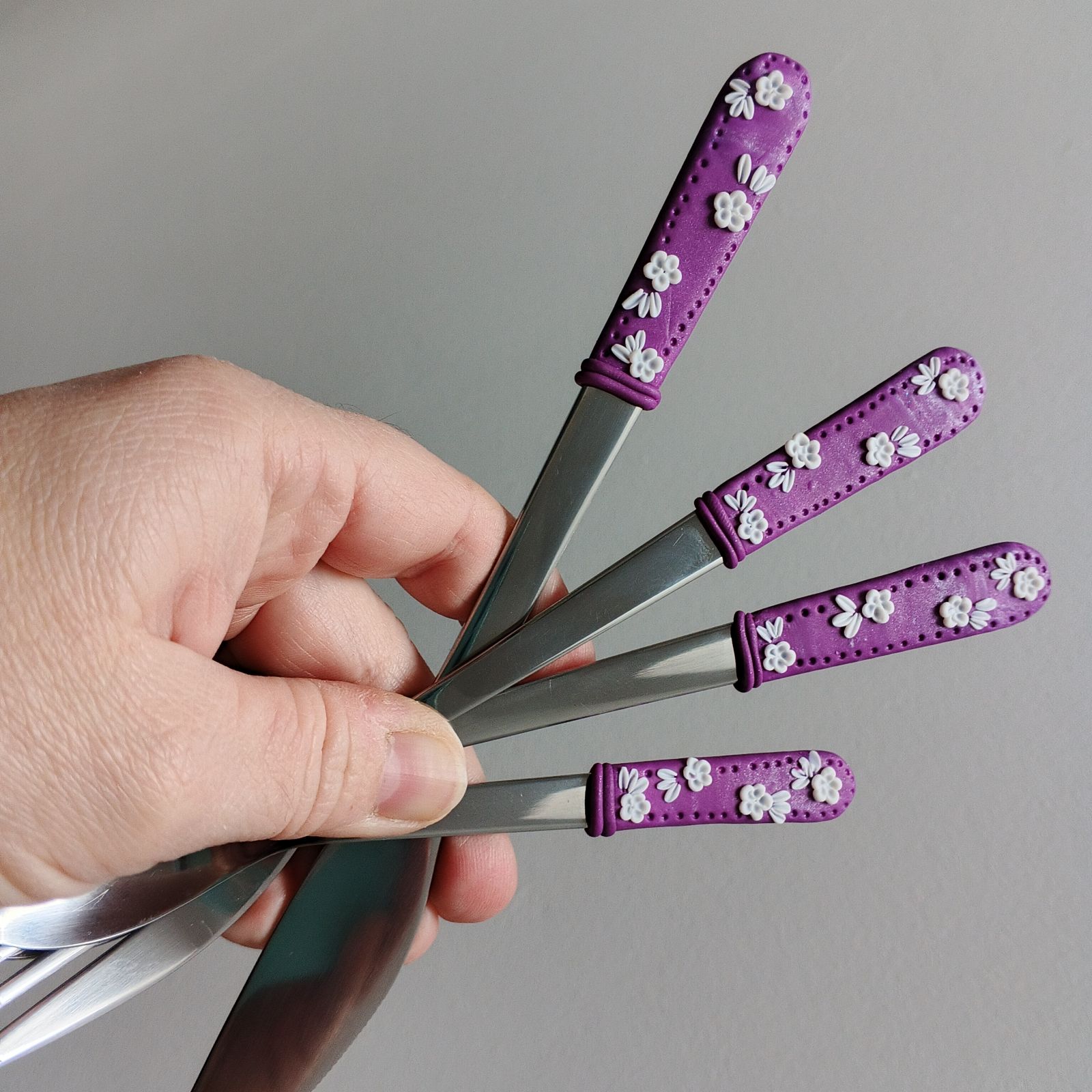 Příbor + čajová lžička - fialový příbor s bílými květy - 4 ks v sadě