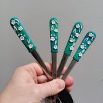 Příbor + dlouhá lžička - tyrkysovo zelený příbor s bílými květy - 4 ks v sadě