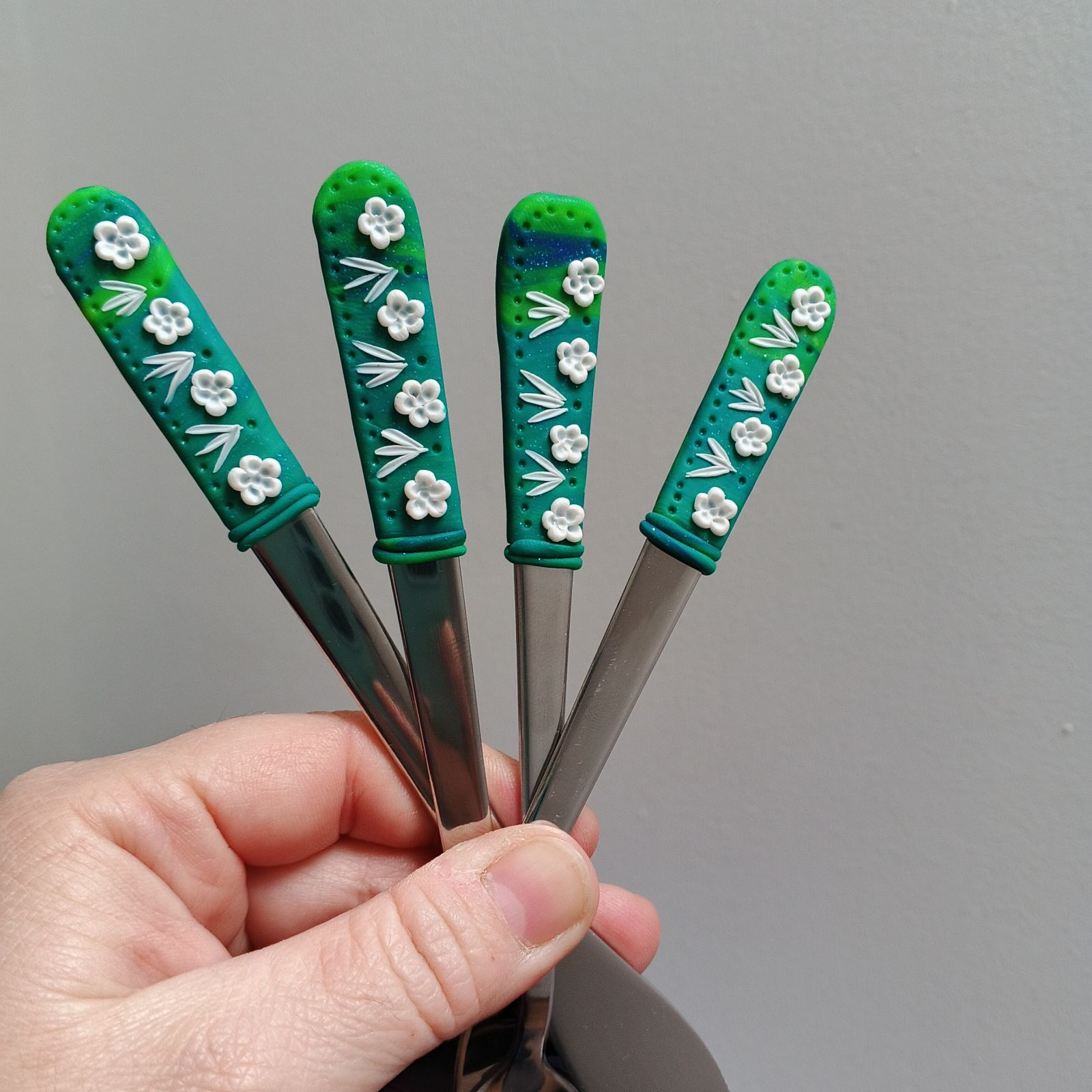 Příbor + čajová lžička - tyrkysovo zelený příbor s bílými květy - 4 ks v sadě