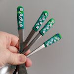 Příbor + dlouhá lžička - tyrkysovo zelený příbor s bílými květy - 4 ks v sadě