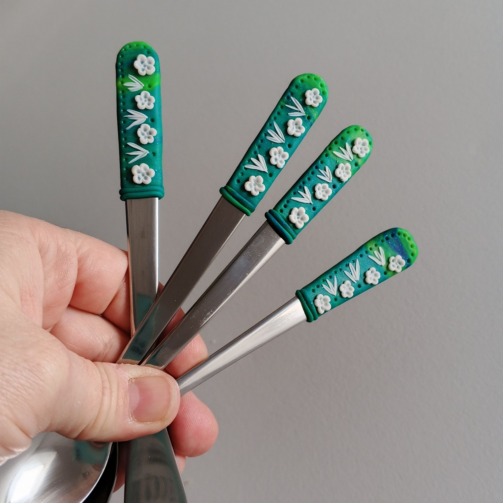 Příbor + dlouhá lžička - tyrkysovo zelený příbor s bílými květy - 4 ks v sadě
