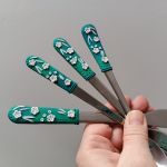 Příbor + dlouhá lžička - tyrkysovo zelený příbor s bílými květy - 4 ks v sadě