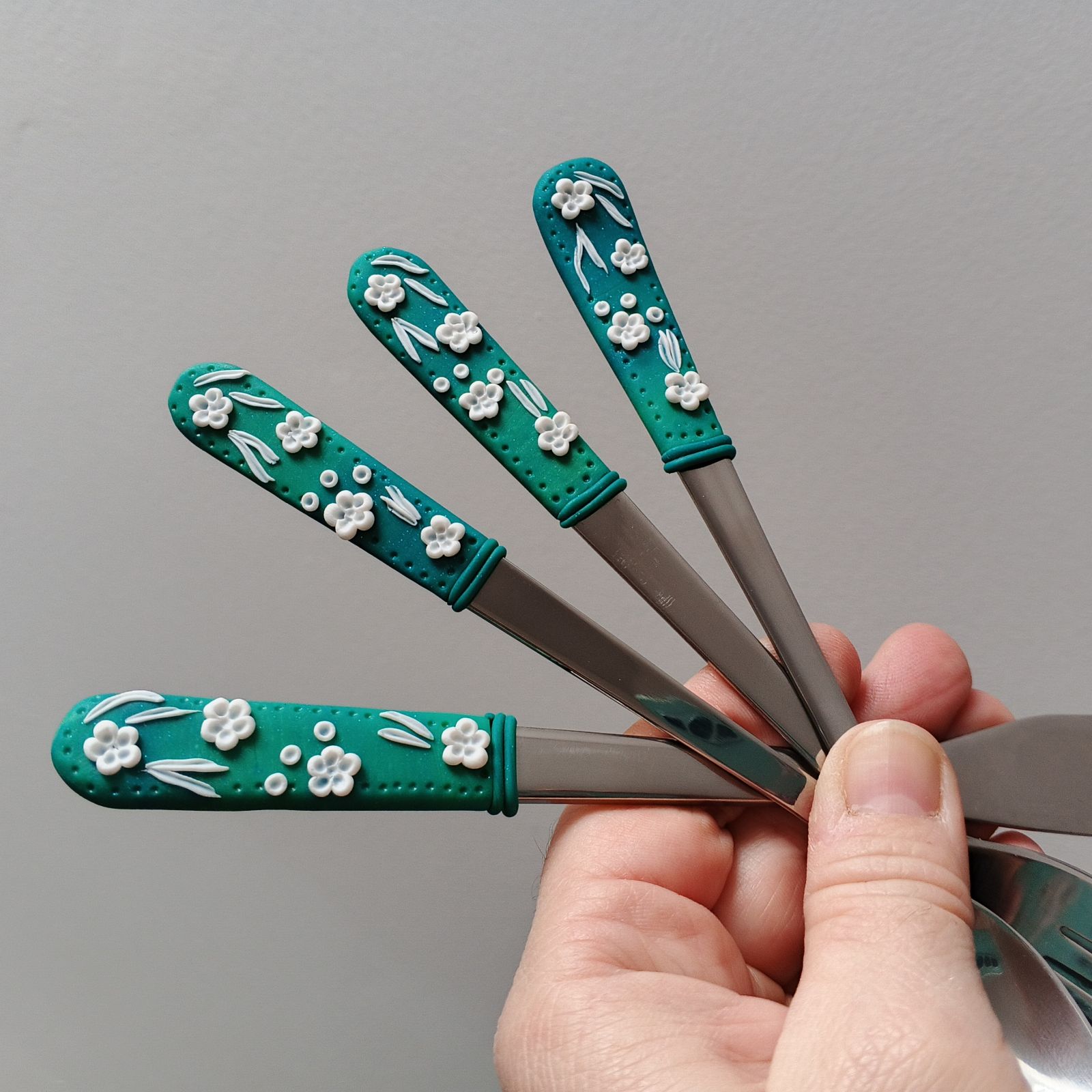 Příbor + dlouhá lžička - tyrkysovo zelený příbor s bílými květy - 4 ks v sadě