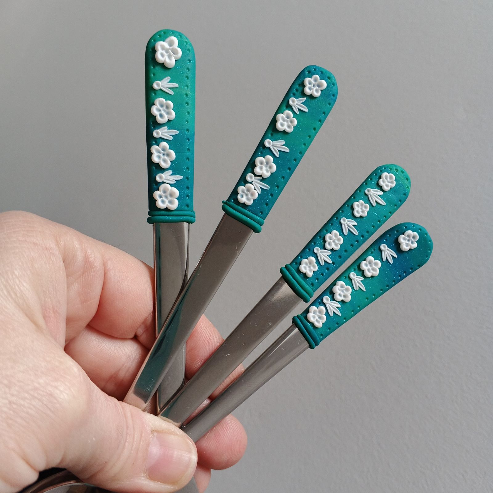 Příbor +dlouhá lžička - tyrkysový příbor s bílými květy - 4 ks v sadě