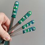 Příbor + dlouhá latté lžička - tyrkysový příbor s bílými květy - 4 ks v sadě