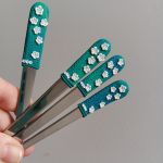 Příbor + dlouhá latté lžička - tyrkysový příbor s bílými květy - 4 ks v sadě