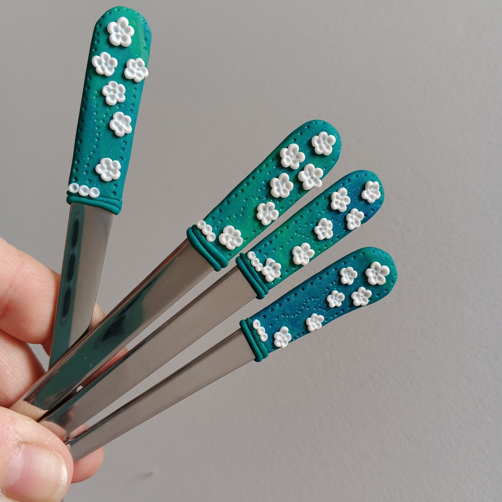 Příbor + dlouhá latté lžička - tyrkysový příbor s bílými květy - 4 ks v sadě