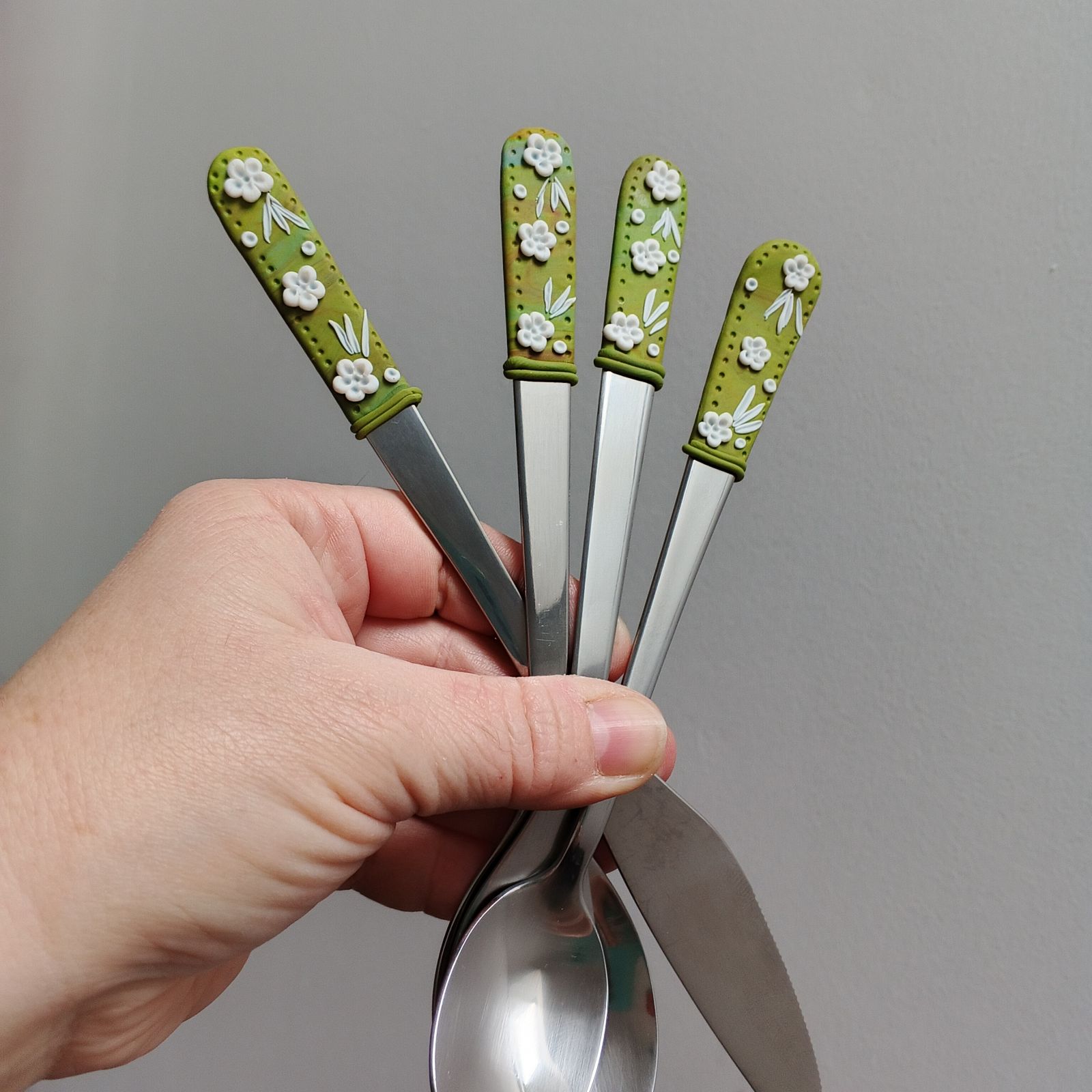 Příbor + dlouhá lžička - zelený příbor s bílými květy - 4 ks v sadě