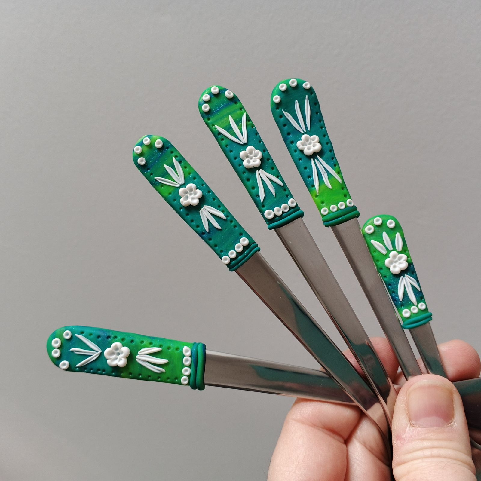 Příbor +dlouhá + krátká mocca lžička - zeleno tyrkysový příbor s bílými květy - 5 ks v sadě