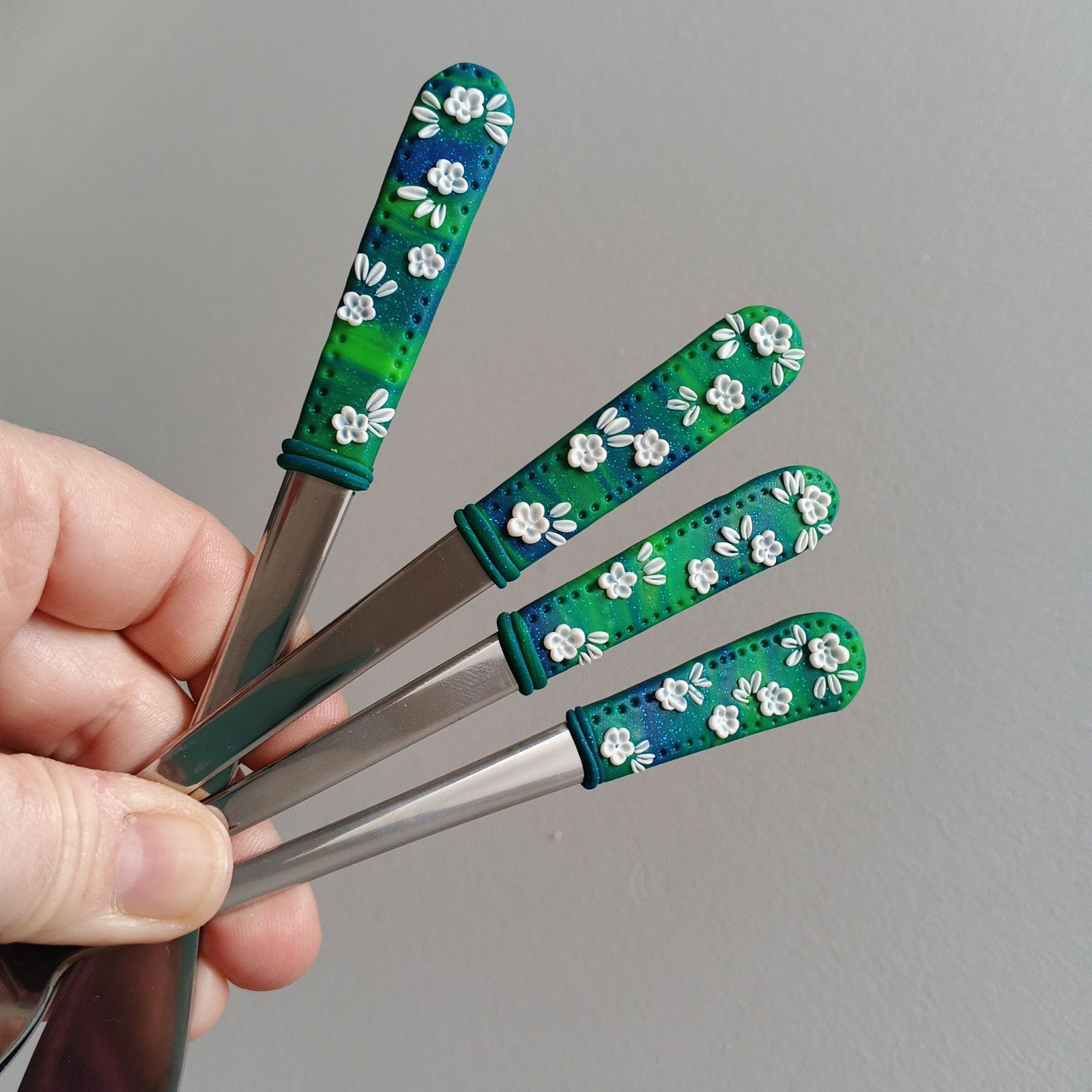 Příbor +dlouhá lžička - Zelený pruhovaný příbor s bílými květy - 4 ks v sadě