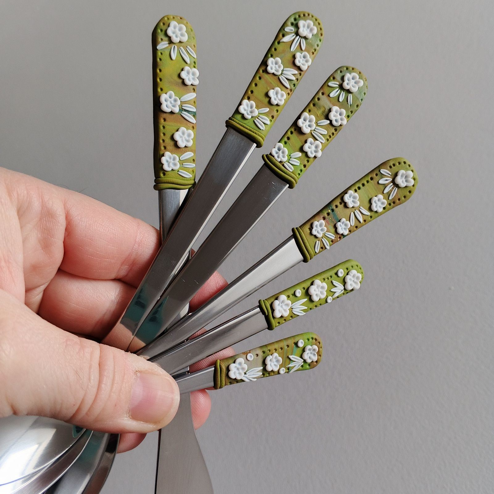 Příbor + 3 lžičky dlouhá latté, středně dlouhá čajová, krátká mocca - Zelený příbor s bílými květy - 6 ks v sadě