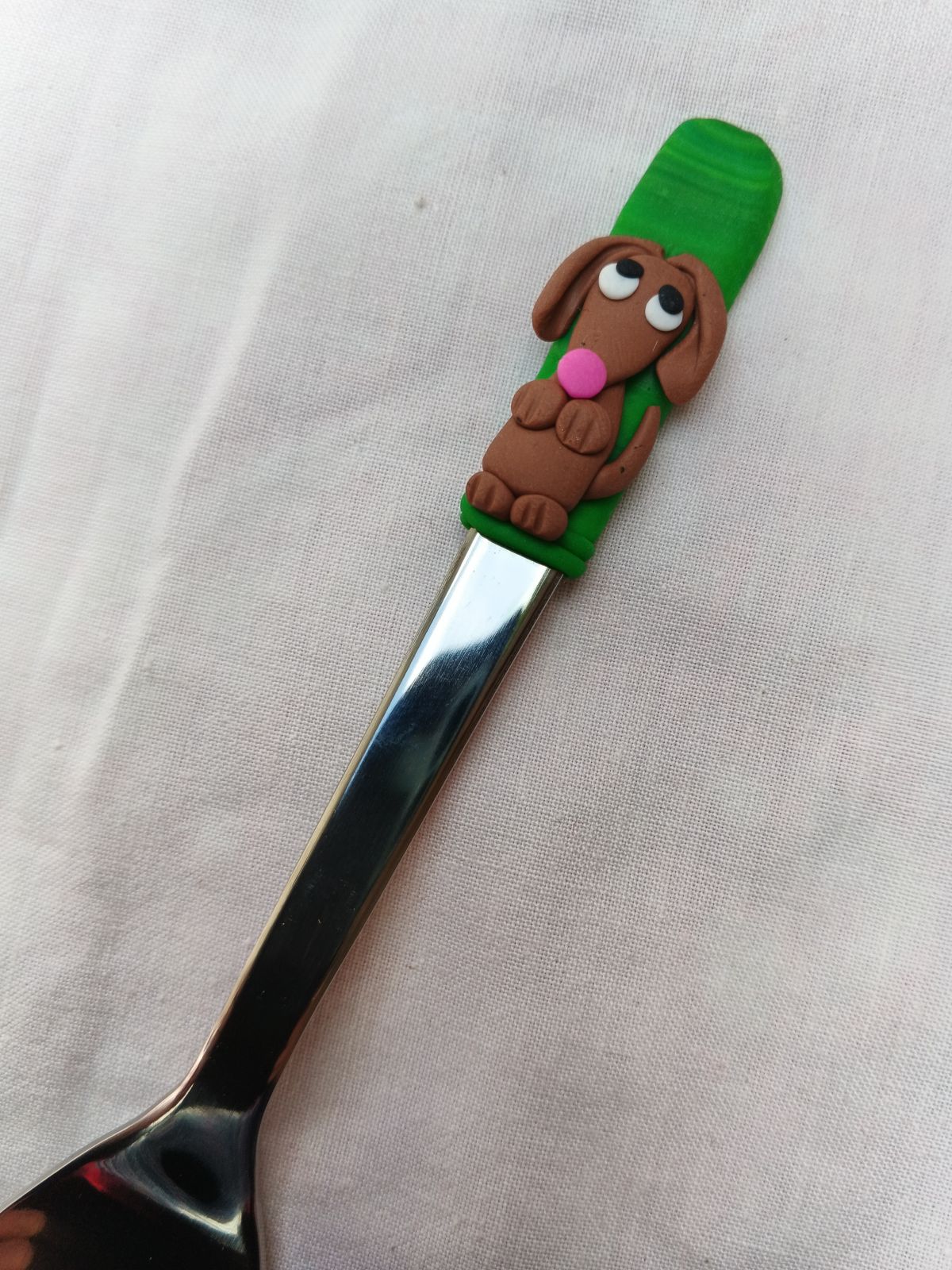 Hnědý jezevčík modelovaný na čajovou lžičku 14cm dlouhou