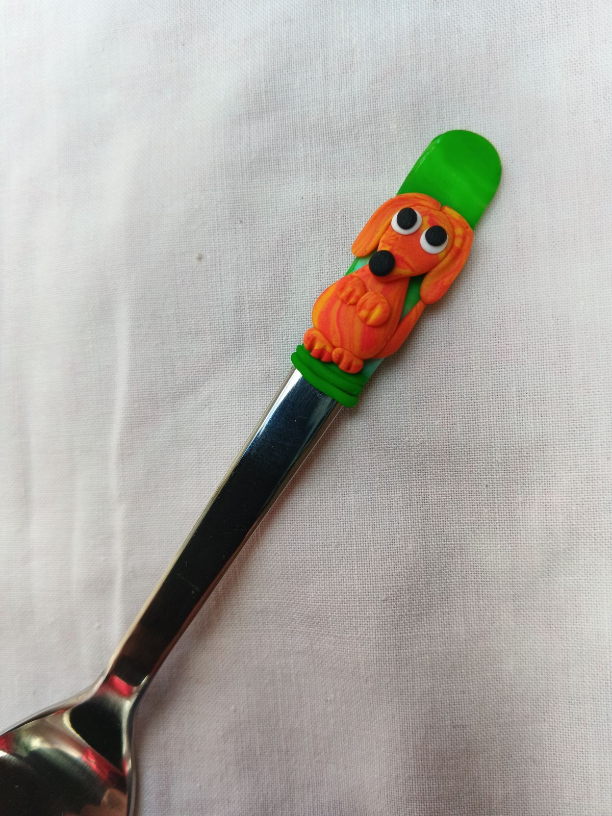 Oranžový jezevčík modelovaný na čajovou lžičku 14cm dlouhou