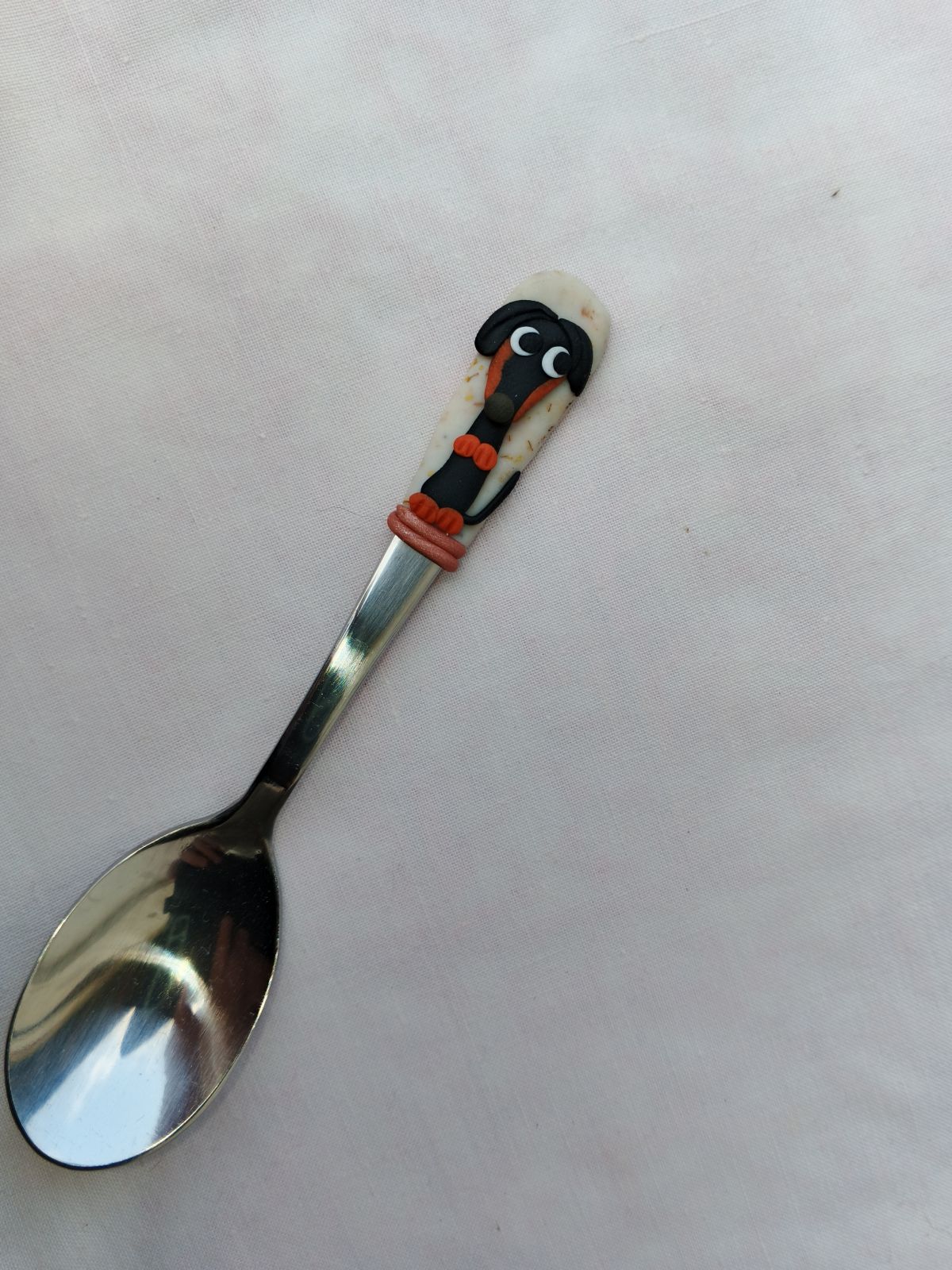 Krátká mocca lžička do malého kafíčka s modelovaným černým jezevčíkem s pálením - délka lžičky 11cm