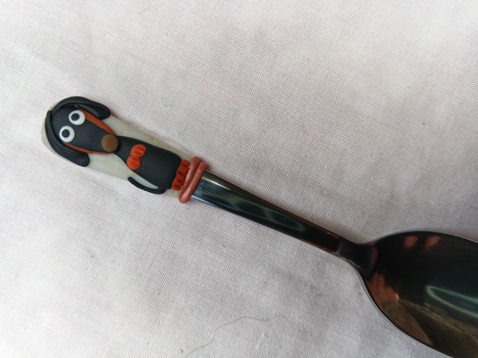 Černý jezevčík s pálením modelovaný na krátké mocca lžičce vhodný do nízkého šálku. Délka lžičky 11cm