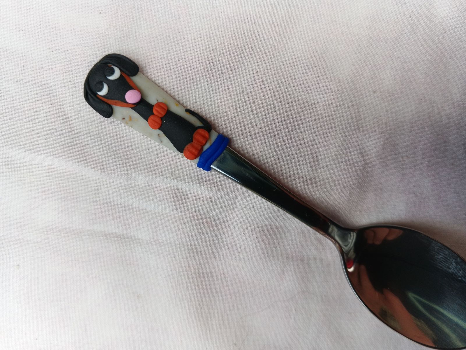 Černý jezevčík s pálením modelovaný na krátké mocca lžičce vhodný do nízkého šálku. Délka lžičky 11cm