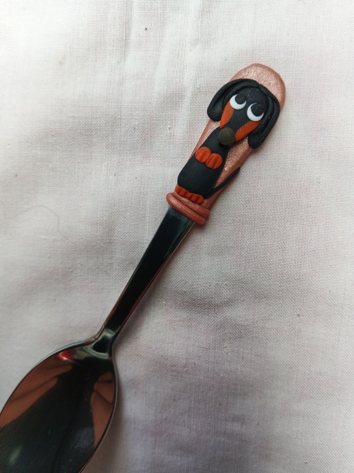 Černý jezevčík s pálením modelovaný na krátké mocca lžičce vhodný do nízkého šálku. Délka lžičky 11cm