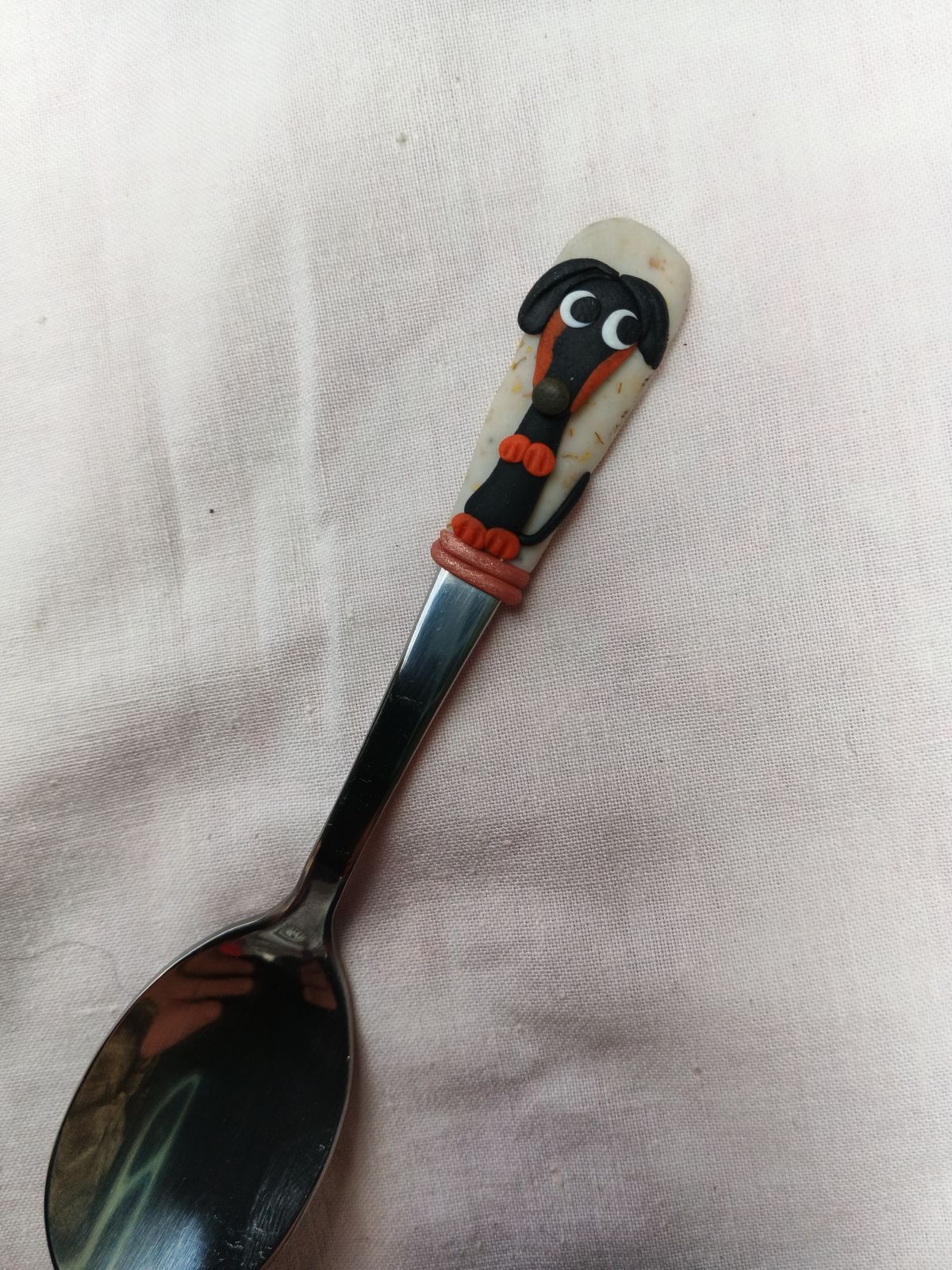 Černý jezevčík s pálením modelovaný na krátké mocca lžičce vhodný do nízkého šálku. Délka lžičky 11cm