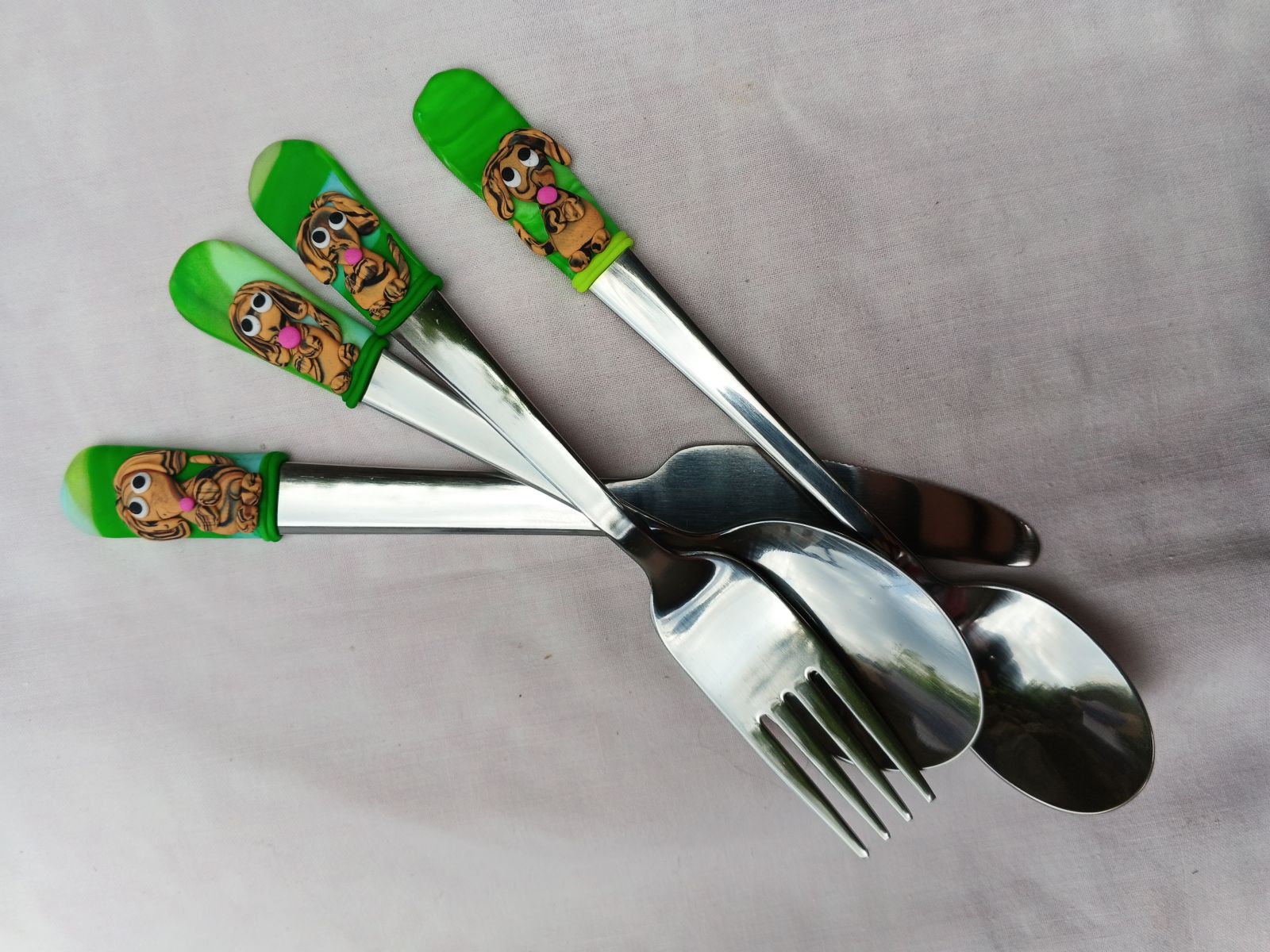 Příbor s merle jezevčíky. Vidlička a lžíce jsou 16cm dlouhé, nůž 18cm s modelovaným veselým jezevčíkem