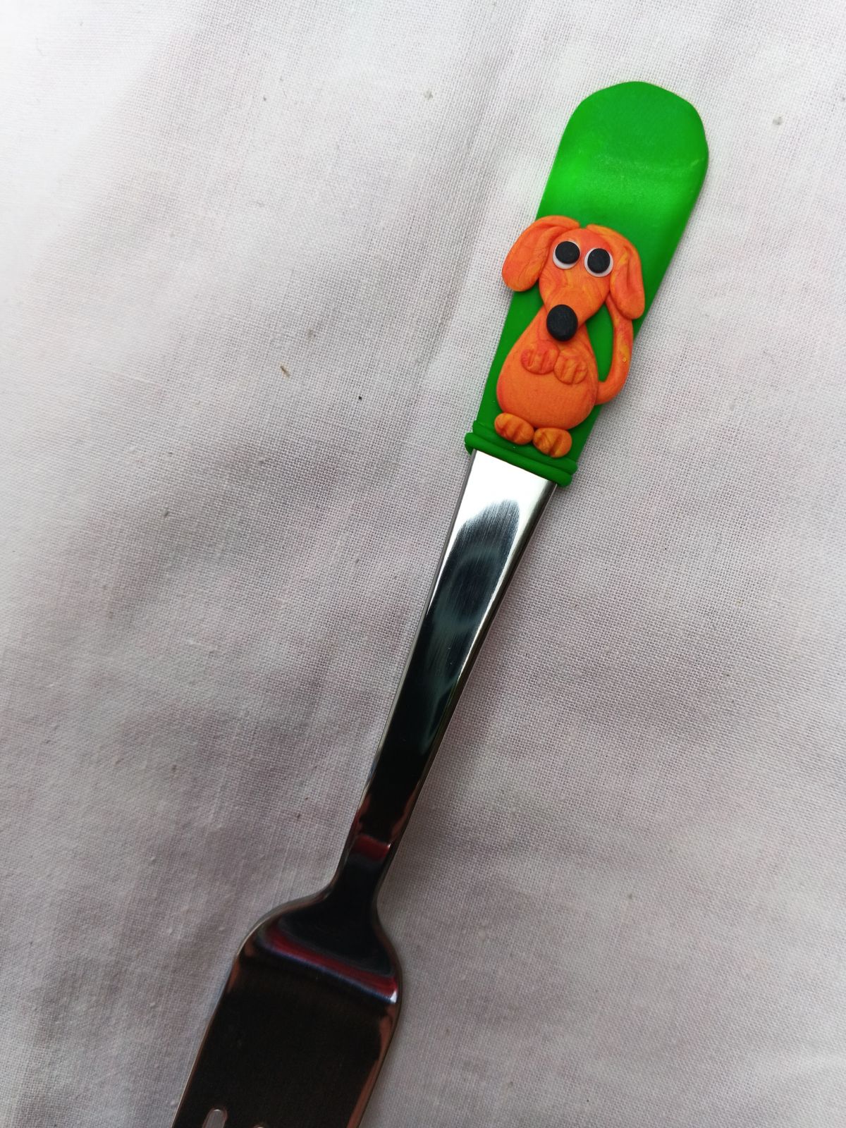 Vidlička 16cm dlouhá s modelovaným veselým jezevčíkem