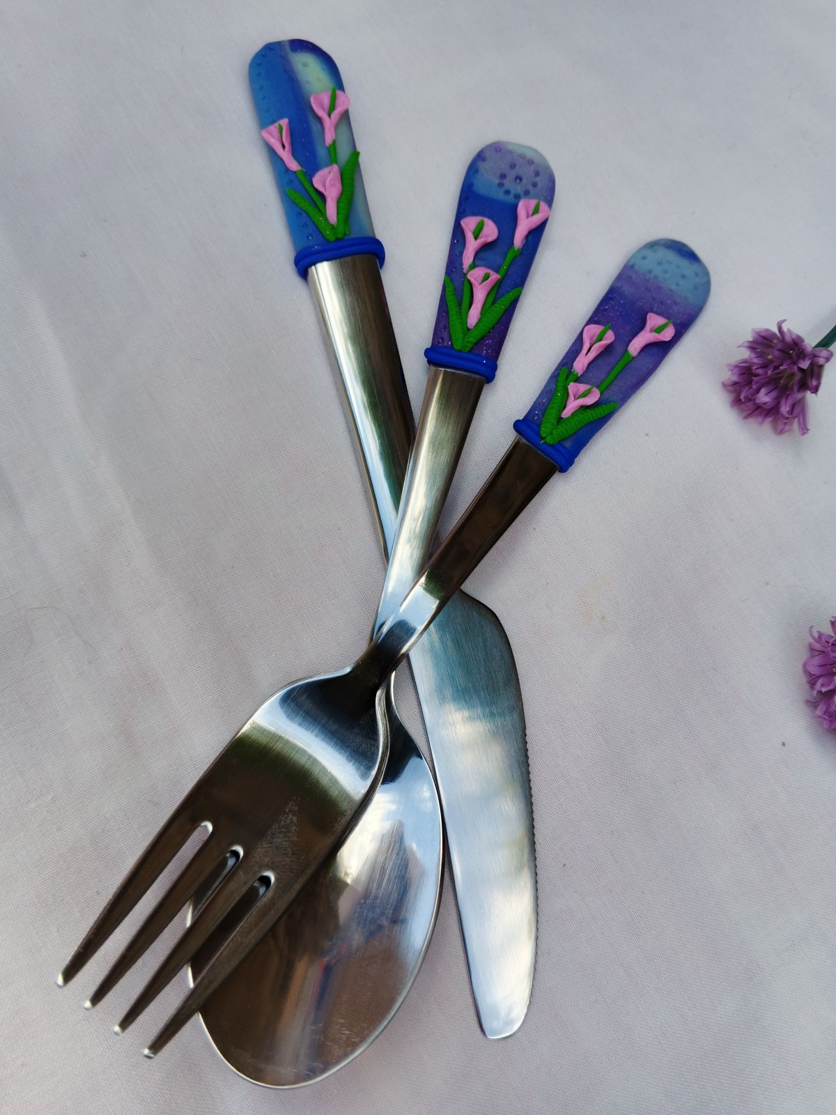 Příbor - růžové Kaly - lžíce, nůž, vidlička s fialovým pozadím. Délka příboru 16-18cm. Vhodné i pro děti