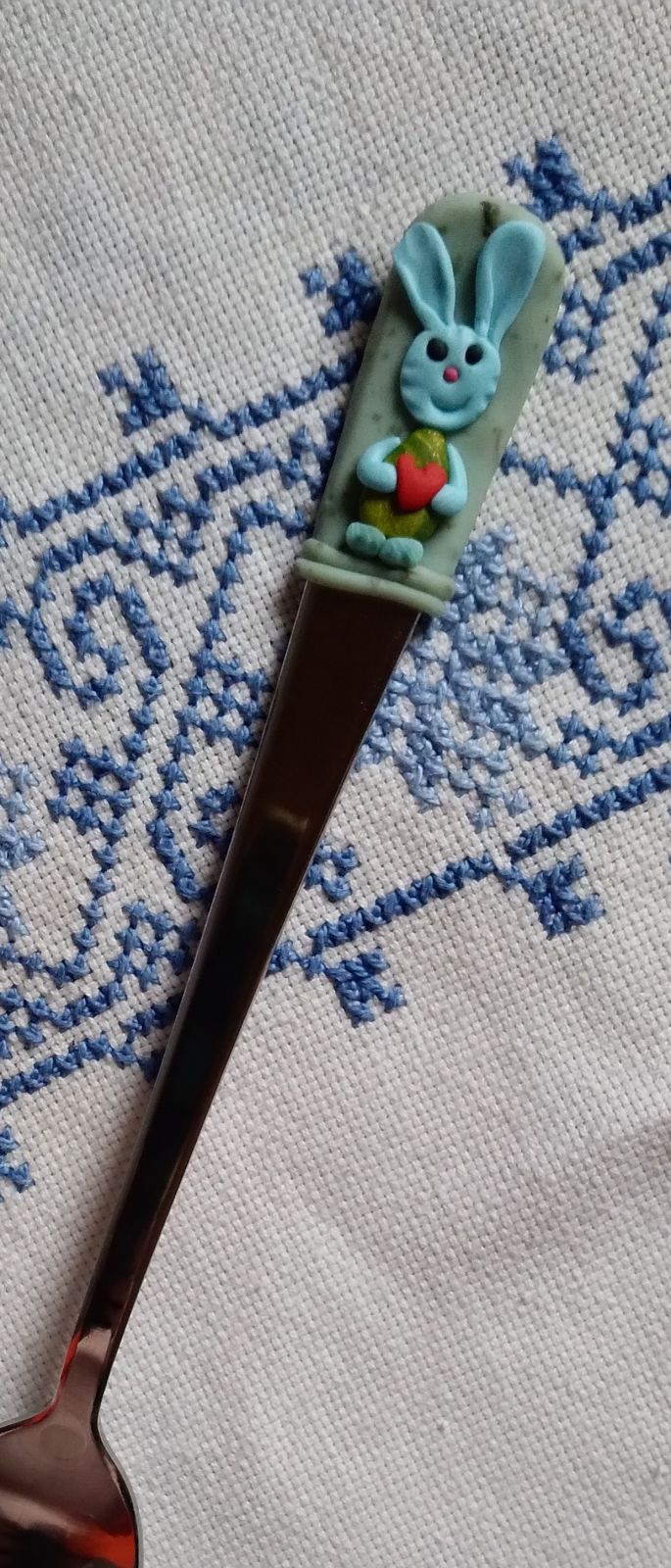 Králíček v zeleném 1. - dlouhá fimo lžička  s králíkem držícím srdíčko