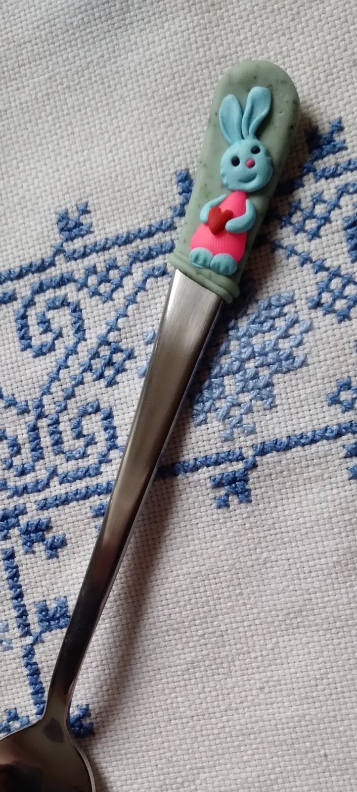 Králíček v růžovém - dlouhá fimo lžička  s králíkem držícím srdíčko