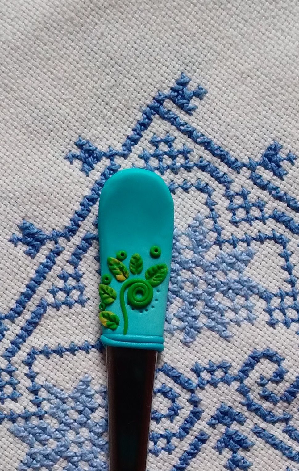Elegantní lístečky zdobená lžička - dlouhá - ideální na kávu Latté. Barva tyrkysová a zelená