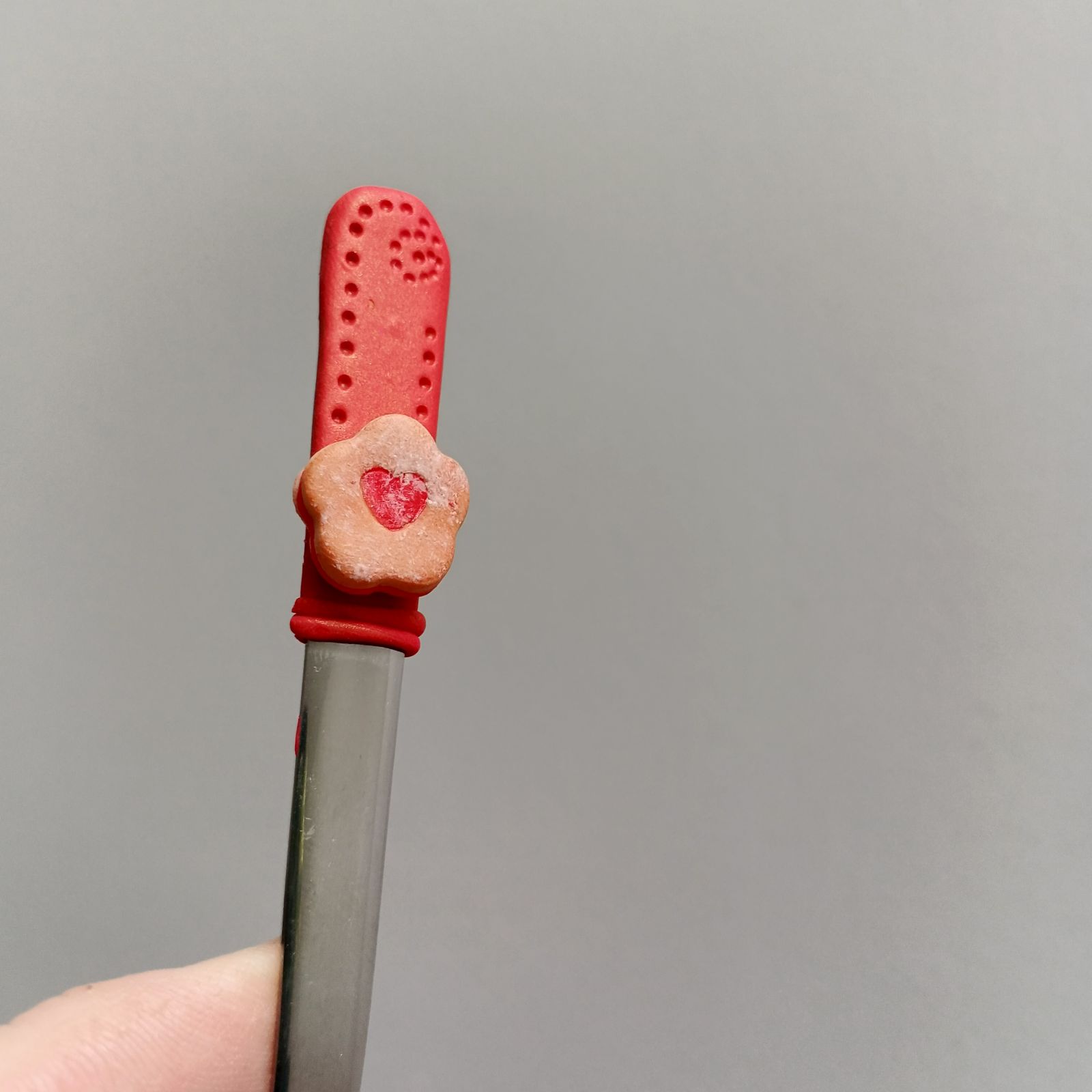 7. Čajová lžička dekorovaná lineckým cukrovím - vánoční téma - klasické slepované koláčky, srdíčka, kytičky