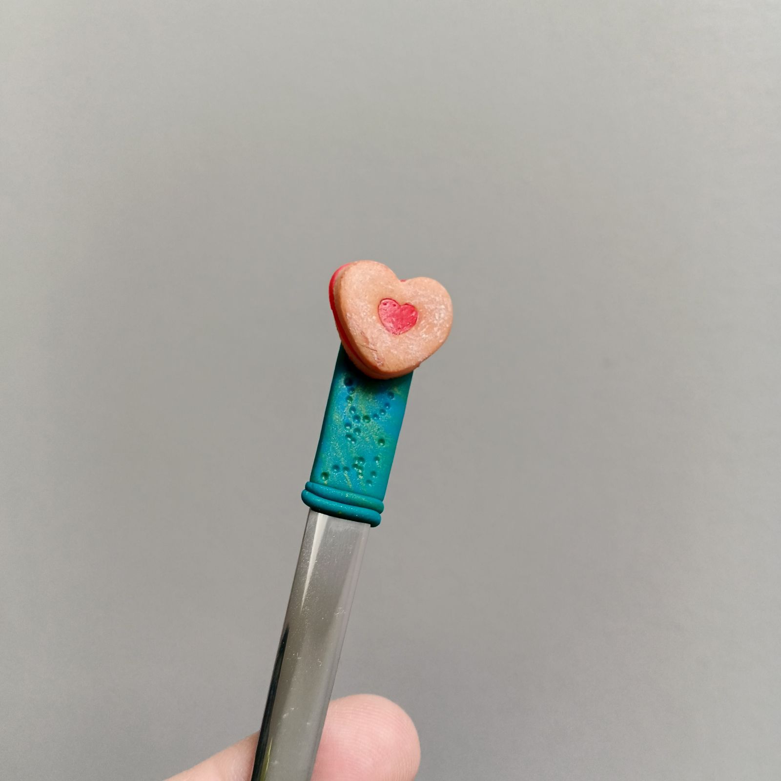 8. Čajová lžička dekorovaná lineckým cukrovím - vánoční téma - klasické slepované koláčky, srdíčka, kytičky