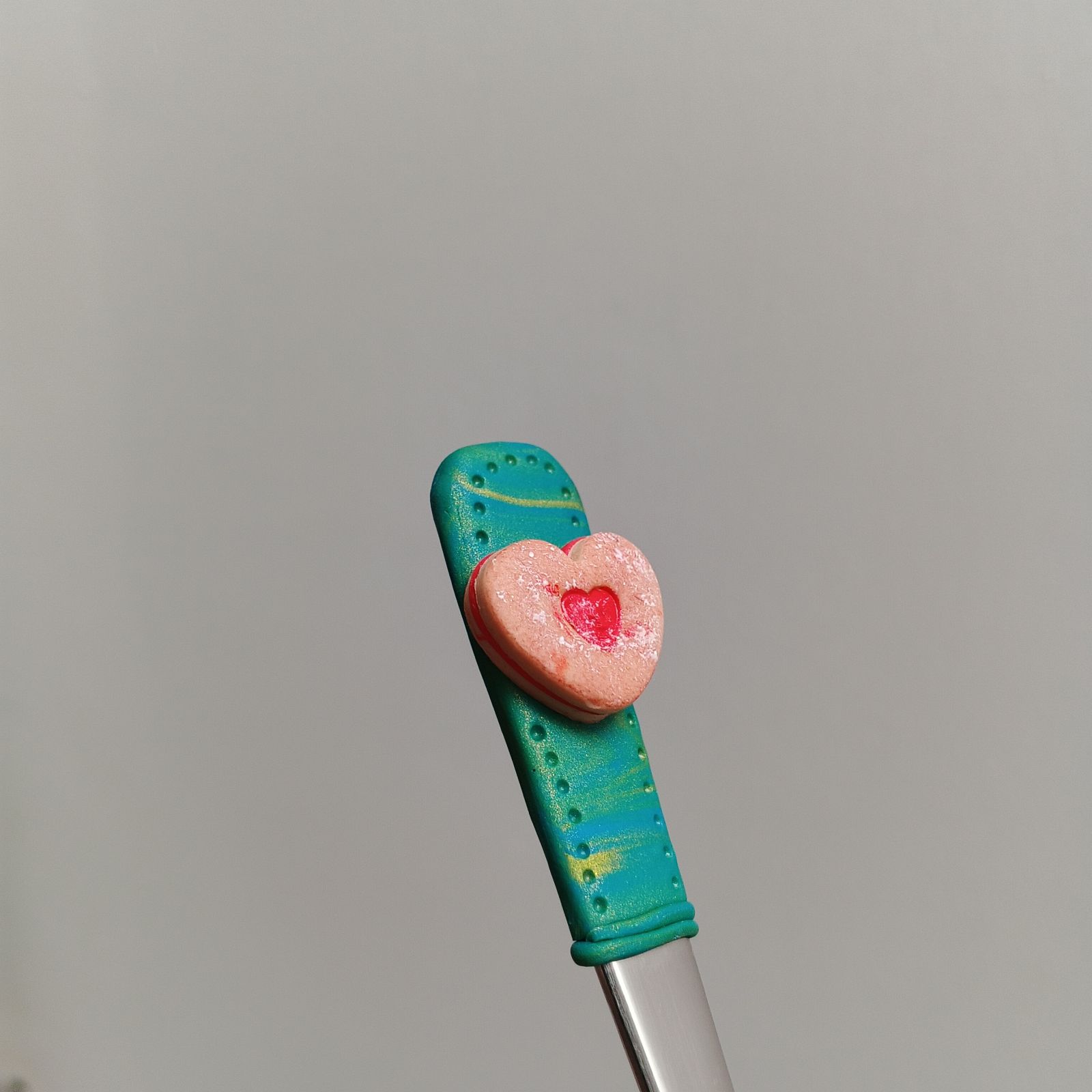 12. koktejlová - latté - lžička dekorovaná lineckým cukrovím - vánoční téma - klasické slepované koláčky, srdíčka, kytičky