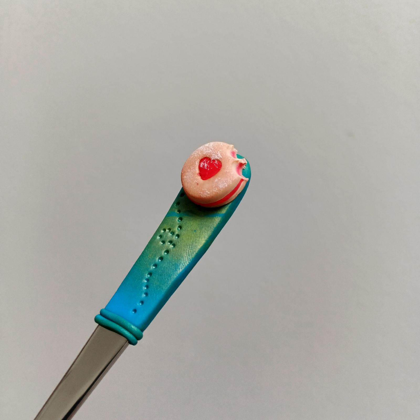 13. koktejlová - latté - lžička dekorovaná lineckým cukrovím - vánoční téma - klasické slepované koláčky, srdíčka, kytičky