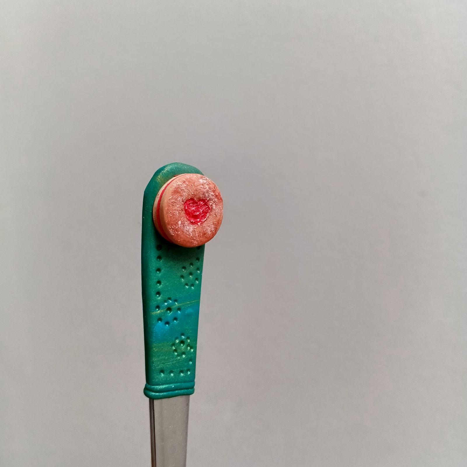 7. koktejlová - latté - lžička dekorovaná lineckým cukrovím - vánoční téma - klasické slepované koláčky, srdíčka, kytičky