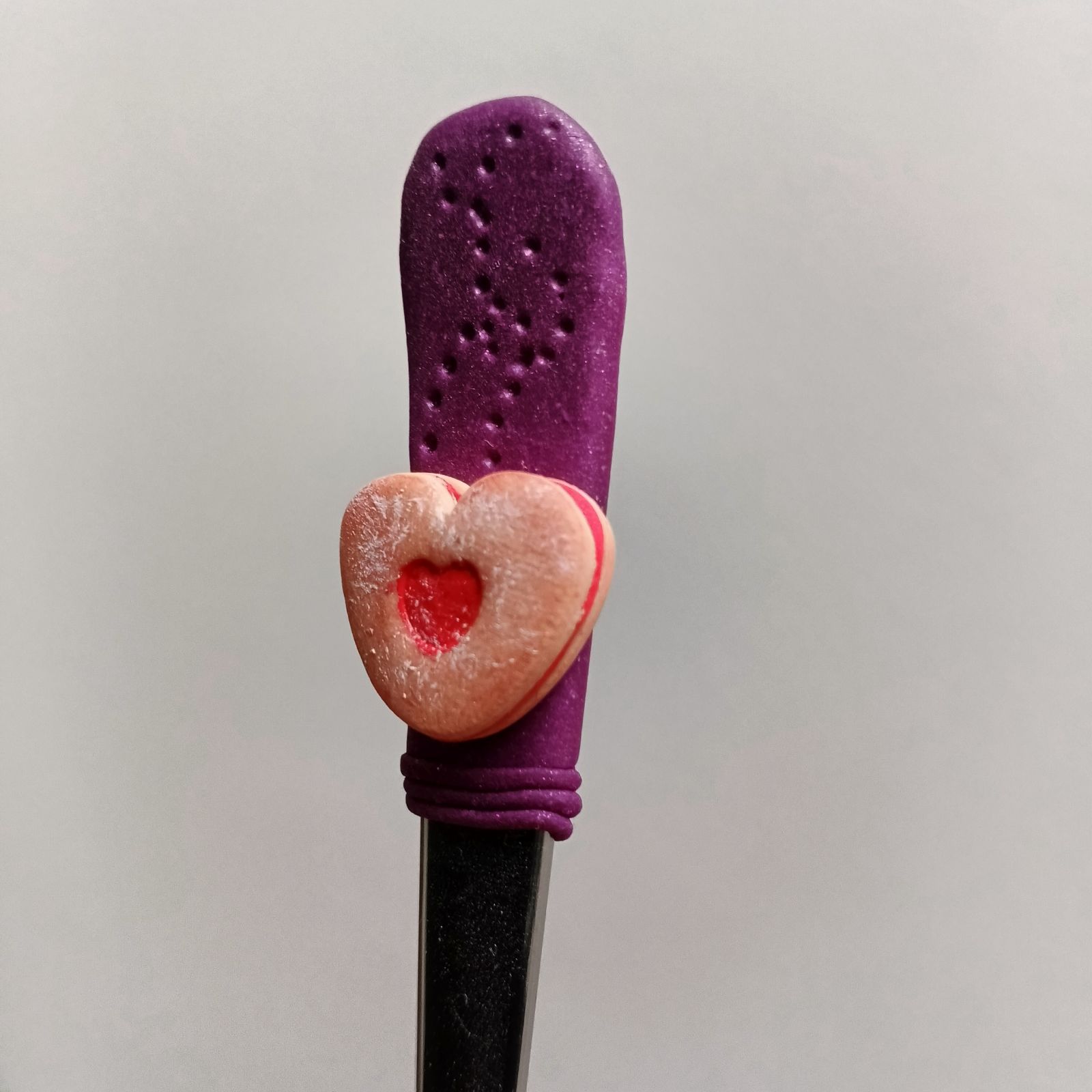 8. koktejlová - latté - lžička dekorovaná lineckým cukrovím - vánoční téma - klasické slepované koláčky, srdíčka, kytičky