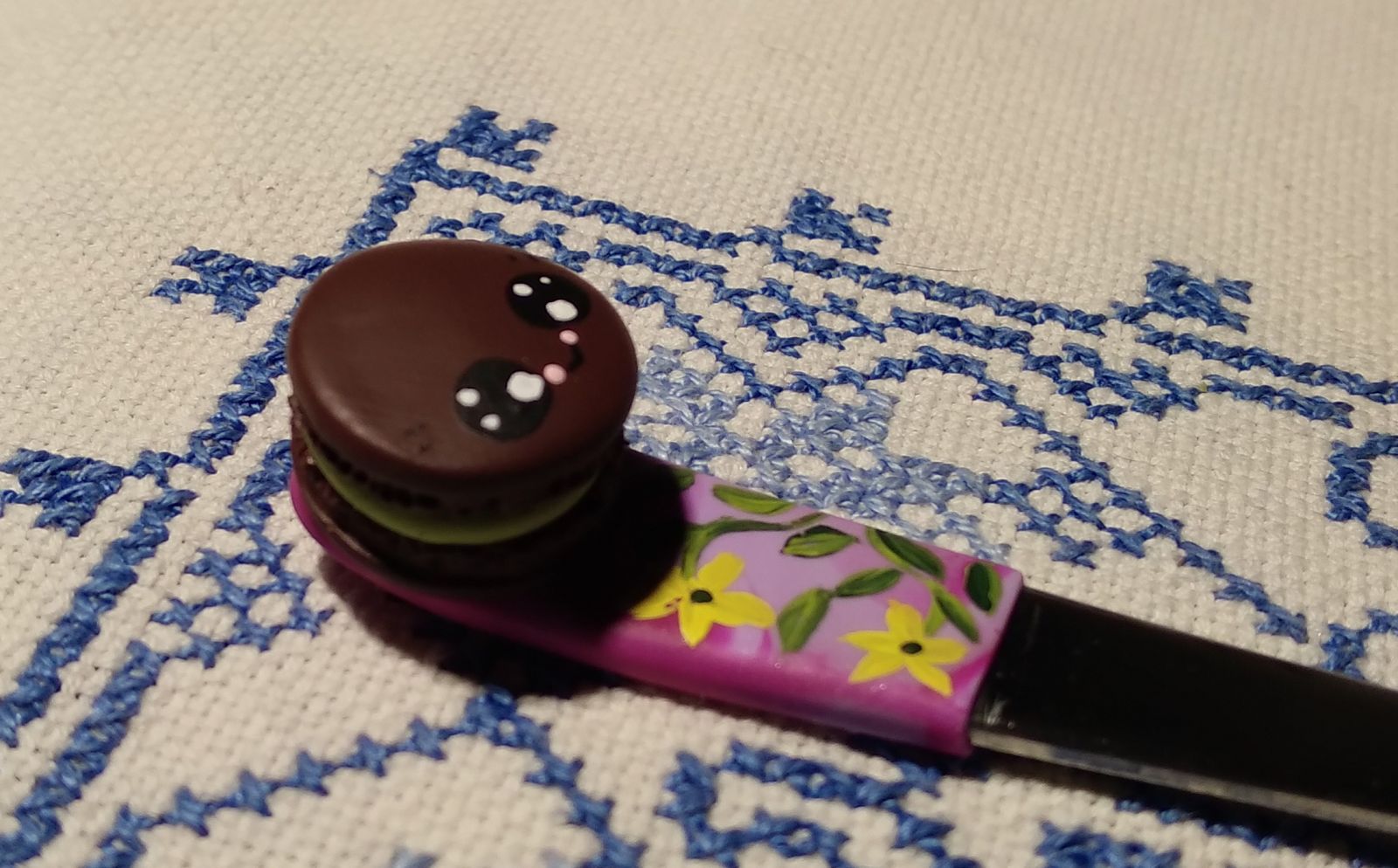 Latté lžičky dlouhé zdobené malovanými makronkami Lákavá Makronka vhodná do každé ruky, na každý stůl či talířek